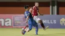 Pemain Bali United, Ilija Spasojevic (kanan), berebut bola dengan pemain Persib Bandung, Henhen Herdiana, dalam pertandingan Babak Penyisihan Piala Menpora 2021 di Stadion Maguwoharjo, Sleman. Rabu (24/3/2021). (Bola.com/Arief Bagus)