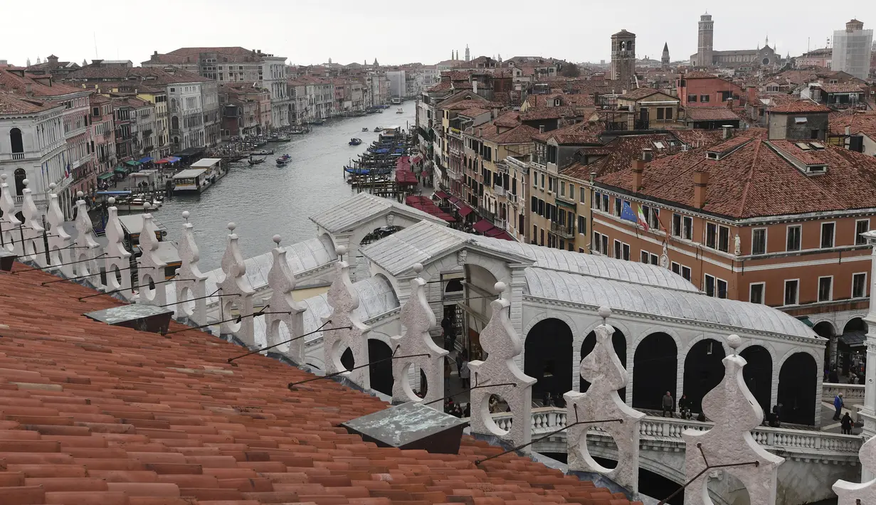 Pemandangan dari gedung "Fondaco dei Tedeschi" menunjukkan Kanal Besar di Venesia, Italia (4/11/2019). Venesia dikunjungi oleh hampir 30 juta turis setiap tahunnya. (AFP Photo/Miguel Medina)