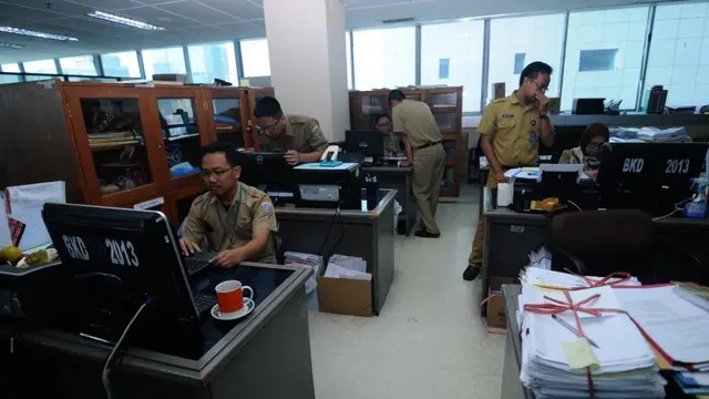 Pemerintah Provinsi DKI Jakarta menunggu keputusan Pemerintah pusat perihal pemotongan gaji ASN untuk membayar zakat.