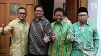 Ketua Umum Partai Golkar, Airlangga Hartarto bersama Ketua Umum PPP, Muhammad Romahurmuziy (kedua kiri) jelang pertemuan dengan Presiden Joko Widodo di Jakarta, Kamis (9/8).  (Liputan6.com/Helmi Fithriansyah)