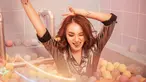 Namanya mulai dikenal publik saat membuat video nyinyir untuk mantan. Tak hanya menjadi selebgram, Revina VT melebarkan sayapnya ke dunia entertainment. Kini ia juga beberapakali menjadi host di acara TV. (Liputan6.com/IG/@scala.snaps)