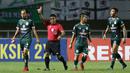 Setelah kejadian tersebut, tensi laga semakin panas. Alhasil sebuah tekel keras dilepaskan Syaiful Ramadhan pada Rangga Muslim. Kartu merah pun diberikan wasit kepada kapten PSMS Medan itu. (Bola.com/Ikhwan Yanuar)