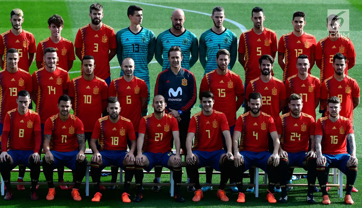 Pemain timnas Spanyol berpose mengenakan jersey terbaru di "Ciudad del Futbol" di Las Rozas, dekat Madrid (8/11). Jersey terbaru ini akan digunakan Spanyol untuk Piala Dunia 2018 di Rusia. (AFP Photo/Pierre Philippe Marcou)