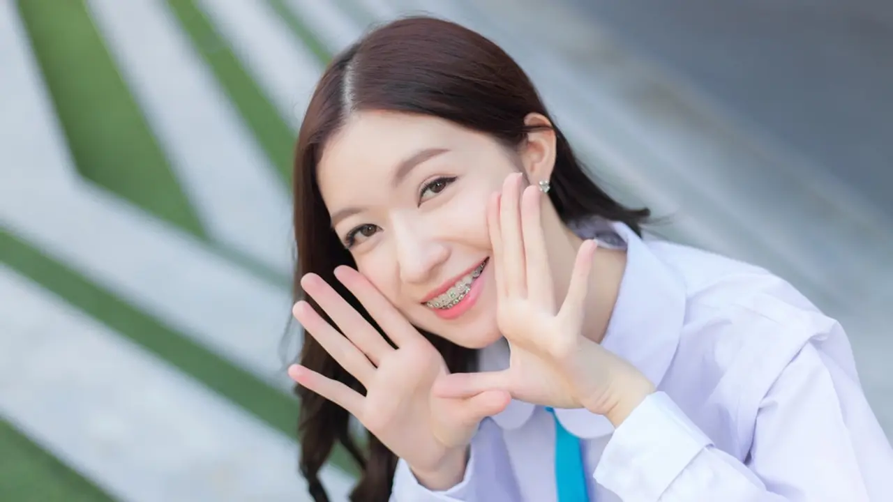 tersenyum santai manis cantik