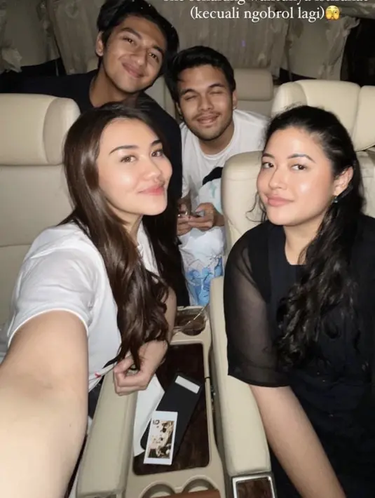 Sementara itu, Aaliyah saat berada di Malang, Jawa Timur mengenakan atasan kaos putih saat bertemu Puan dan Diah. Dengan gaya makeup no makeup dan rambut coklat terurai panjang. [@aaliyah.massaid]