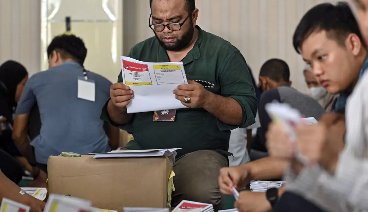 Yusri Razali mengatakan jumlah yang disortir dan dilipat tersebut berdasarkan jumlah daftar pemilihan tetap sebanyak 169 ribu lebih ditambah cadangan dua persen, sehingga jumlahnya sebanyak 172 ribu lebih. (CHAIDEER MAHYUDDIN/AFP)