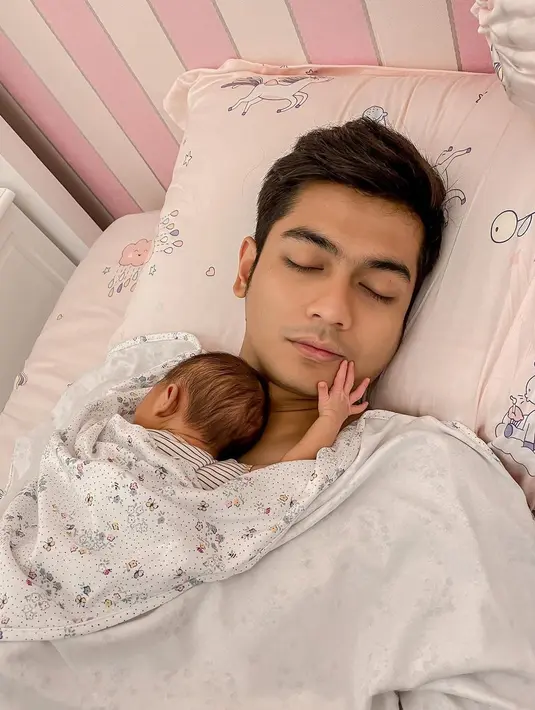 Teuku Ryan menjaga baby R sampai snag buah hati tertidur bersamanya di pelukannya. (Foto: Instagram/ teukuryantr)
