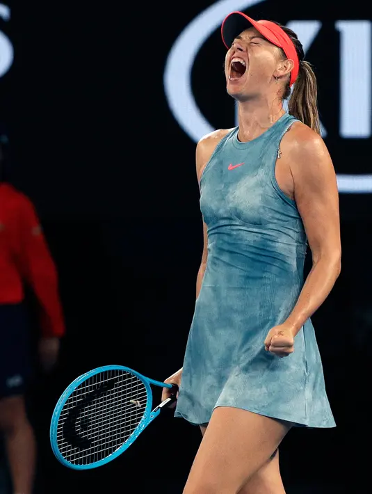 Petenis Rusia, Maria Sharapova berteriak usai mengalahkan petenis asal Denmark, Caroline Wozniacki dalam babak ketiga Australia Open di Melbourne Park, Australia (18/1). Sharapova mengalahkan Wozniacki dengan tiga set 6-4 4-6 6-3. (AP Photo/Kin Cheung)