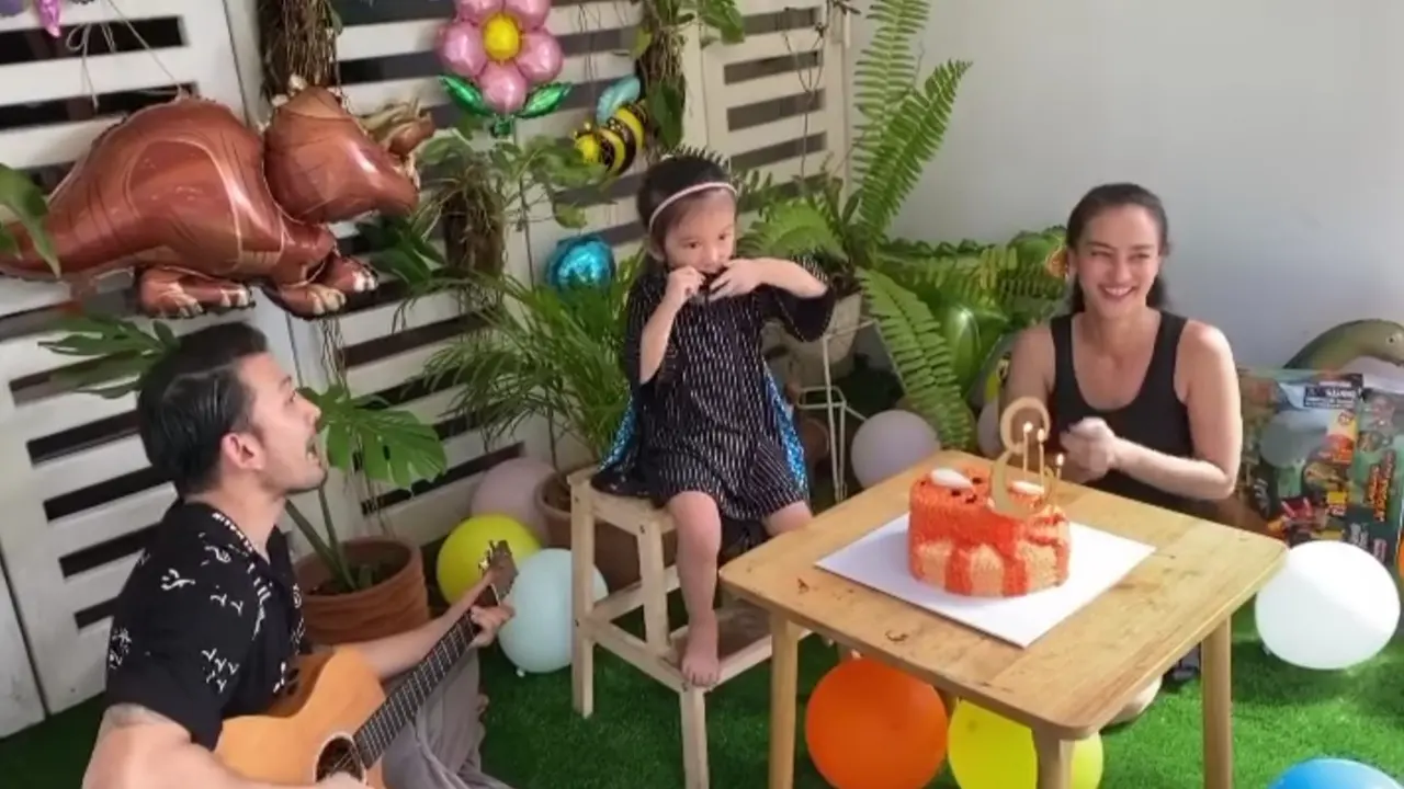 Baru Berusia 3 Tahun, Ini 6 Momen Putri Rio Dewanto Bermain Alat Musik Harmonika