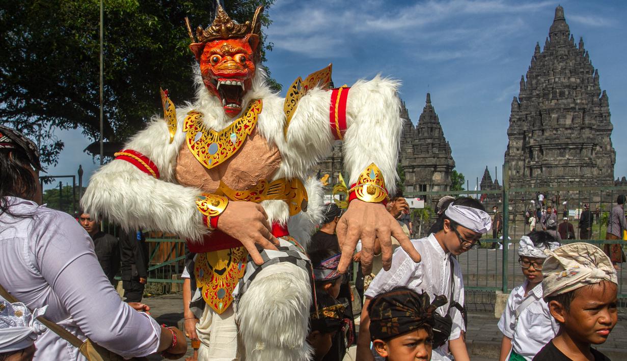 <p>Rangkaian Upacara Tawur Agung di Candi Prambanan diawali dengan Prosesi Mendak Tirta (mengambil air suci) yag diambil dari sumber mata air di kawasan Keraton Ratu Boko, dilanjutkan dengan Mendak Tirta di Candi Siwa, Candi Brahma, dan Candi Wisnu. (AFP/Devi Rahman)</p>