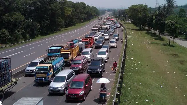 Polisi Satu Jalurkan Arus Lalu Lintas Macet ke Puncak