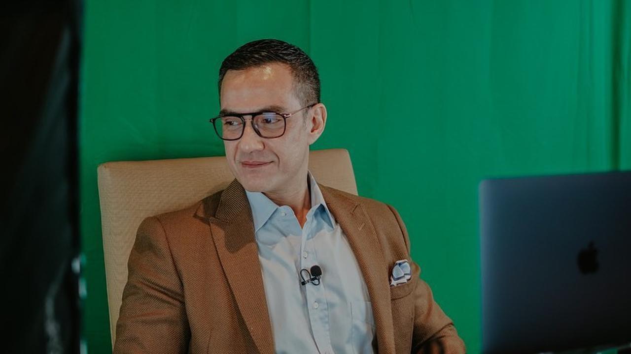 Awet Muda, Ini 6 Potret Terbaru Presenter Ferdy Hasan Bareng Sang Istri