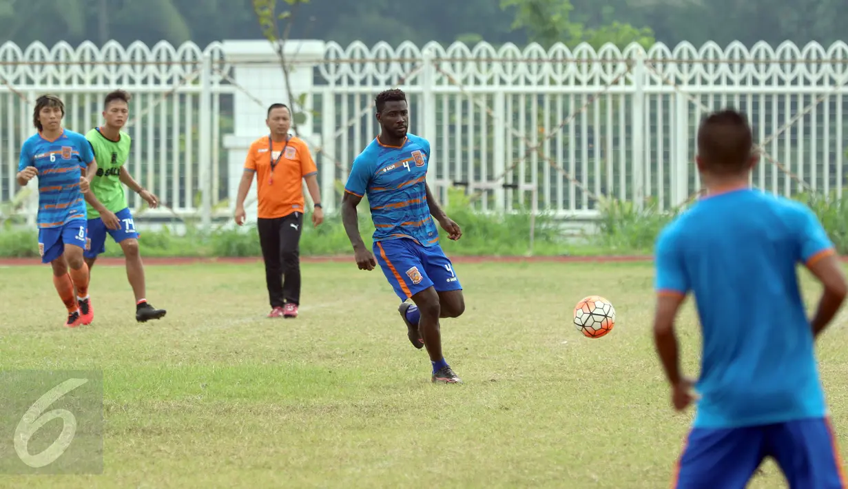 Pemain PBFC berlari berebut bola saat latihan terbuka di lapangan atletik Stadion Pakansari, Kab Bogor, Jumat (10/3). PBFC akan melakoni laga final Piala Presiden 2017 melawan Arema FC pada Minggu (12/3). (Liputan6.com/Helmi Fithriansyah)