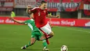 Bek Austria asal klub Tottenham Hotspur, Kevin Wimmer, tersungkur akibat tekel keras gelandang Irlandia. (Bola.com/Reza Khomaini)