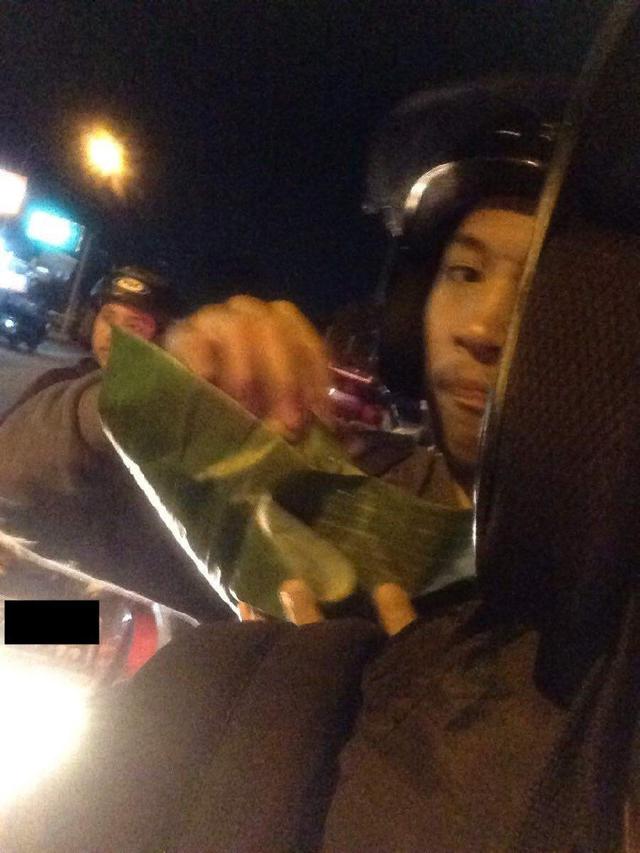6 Aksi Nyeleneh Orang Makan di Motor Ini Bikin Tepuk Jidat