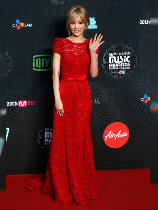 Penyanyi Korea Selatan Taeyeon berpose di karpet merah Mnet Asian Music Awards (MAMA) 2015 di Hong Kong, Rabu (2/12). Leader Girls Generation itu tampil cantik mengenakan gaun merah. (REUTERS/Bobby Yip)