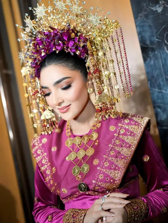Ashanty makin terlihat flawless dengan paduan eyeshadow cokelat gold. Semakin sempurna dengan paduan blush peach dan lipstik cokelat nude [@ashanty_ash]