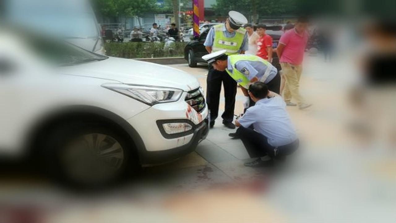 Ibu Sibuk Main Ponsel, Balita Tewas Tertabrak Mobil