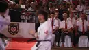 Sejumlah juri memperhatikan peserta yang tampil dalam Kejuaraan Dunia Karate SKIF 2016 di Jiexpo Kemayoran, Jakarta, Minggu (28/8). Kegiatan yang berlangsung dari 26-28 Agustus tersebut diikuti peserta berbagai negara. (Liputan6.com/Faizal Fanani)