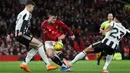 Tim racikan pelatih Ruben Amorim sukses meraih kemenangan tipis 1-0 atas Newcastle United pada laga Boxing Day kali ini. Tampak dalam foto, striker Manchester United asal Slovenia, Benjamin Sesko (tengah) mencoba melewati adangan dua pemain Newcastle United pada lanjutan Liga Primer Inggris di Stadion Old Trafford, pada 26 Desember 2025 waktu setempat atau Sabtu (27/12/2025) dini hari WIB. (Darren Staples/AFP)