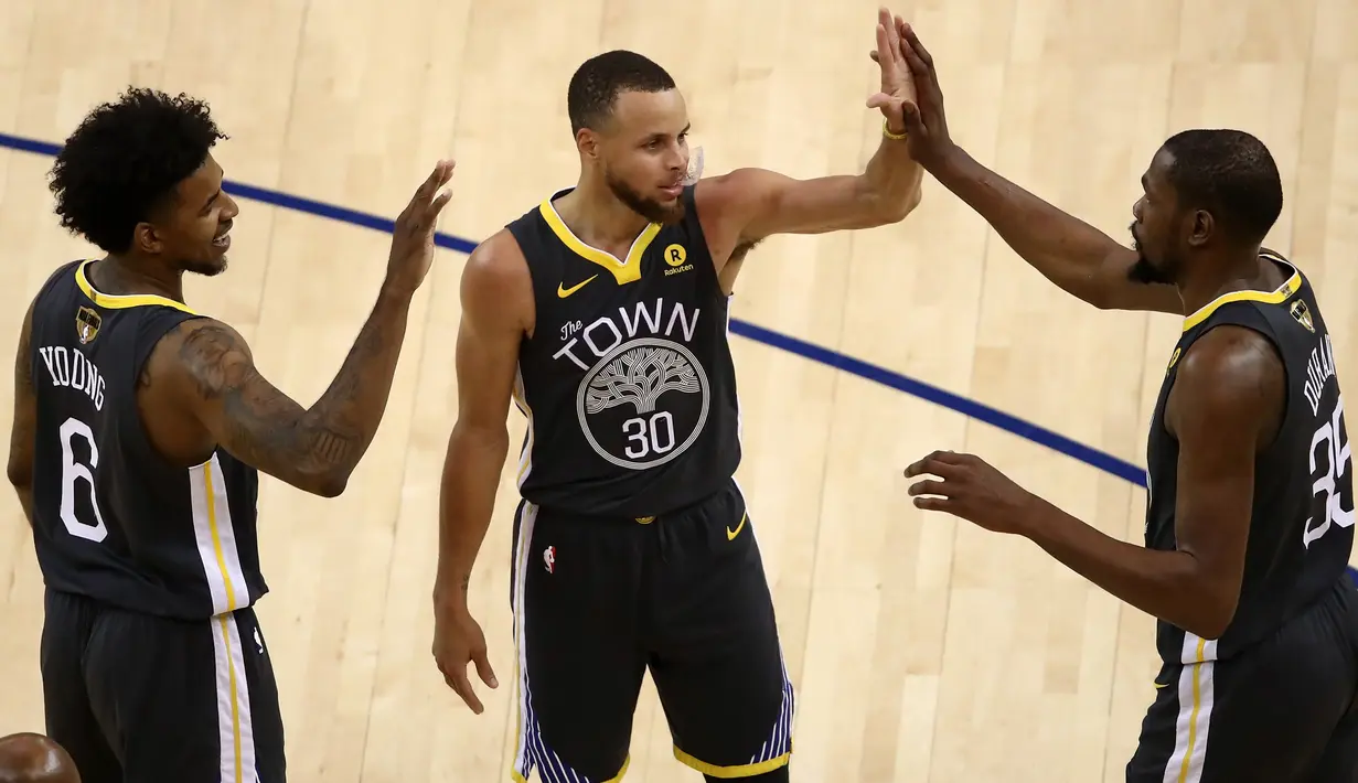 Pebasket Golden State Warriors, Stephen Curry, bersama rekannya merayakan kemenangan atas Cleveland Cavaliers pada final NBA di Oracle Arena, Oakland, Minggu (3/6/2018). Warriors menang 122-103 atas Cavaliers. (AFP/Ezra Shaw)