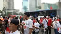 Para peserta Parade Kampanye Akbar Jokowi-Maruf yang digelar di sisi sebelah utara Bundaran HI, Jalan MH Thamrin, Jakarta Pusat, diajak memainkan alat musik khas Sunda, angklung.