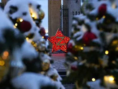 Huruf 'Z' yang melambangkan operasi militer khusus Rusia di Ukraina menghiasi pintu masuk Gorky Park yang dihias untuk perayaan Natal dan Tahun Baru di Moskow, Rusia, Selasa (20/12/2022). Menjelang Natal Rusia menolak melakukan gencatan senjata saat perayaan Natal. (AP Photo/Alexander Zemlianichenko)