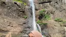 Alam bebas selalu dieksplor oleh Alifhia Fitri termasuk keindahan air terjun. Pesona senyum manis Fhia saat berenang di air terjun ini sukses bikin banyak orang terpesona. Tidak heran meski berenang di air terjun, kecantikan Alifhia Fitri tetap terlihat dan berhasil curi perhatian. (Liputan6.com/IG/@alifhiafitri)