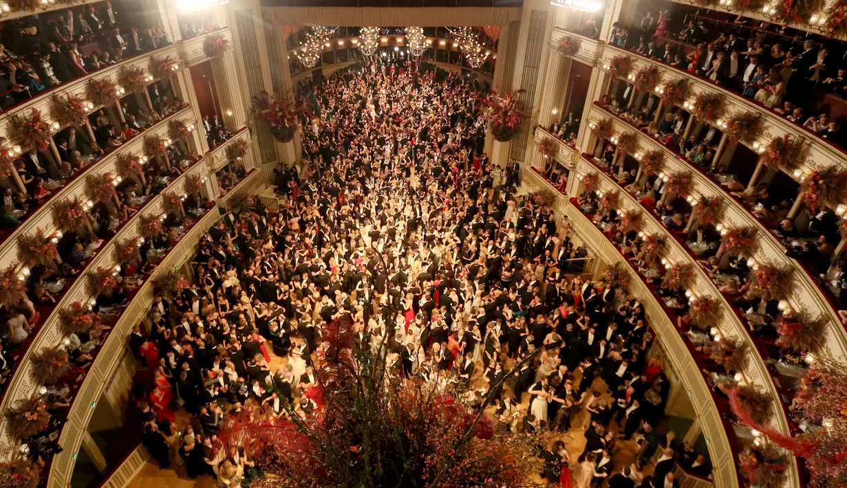 Suasana di Gedung Opera Nasional Wina, Austria, saat ratusan pasangan penari tampil pada pembukaan acara tradisional Opera Ball, Kamis (23/). Acara tahunan masyarakat Austria ini sempat terhenti akibat perang dunia ke-2 di Eropa. (AP Photo/Ronald Zak)