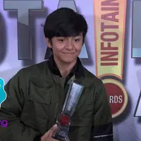 Angga Aldi Yunanda raih penghargaan di Infotainment Awards 2017, Syifa Hadju ingin menangis. 