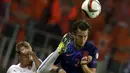 Pemain belakang Republik Ceko, David Limbersky (kiri), berebut bola dengan bek Belanda, Daryl Janmaat, di laga kualifikasi Piala Eropa 2016 grup A di Generali Arena Praha, (9/9/2014). (REUTERS/David W Cerny)