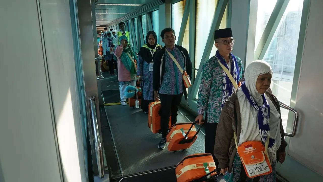 Selesainya rangkaian penerbangan  haji ole oleh Garuda Indonesia ditandai dengan mendaratnya kloter 19, debarkasi Banjarmasin GA 8602, di Banjarmasin pada hari ini, Senin (16/09/2019).