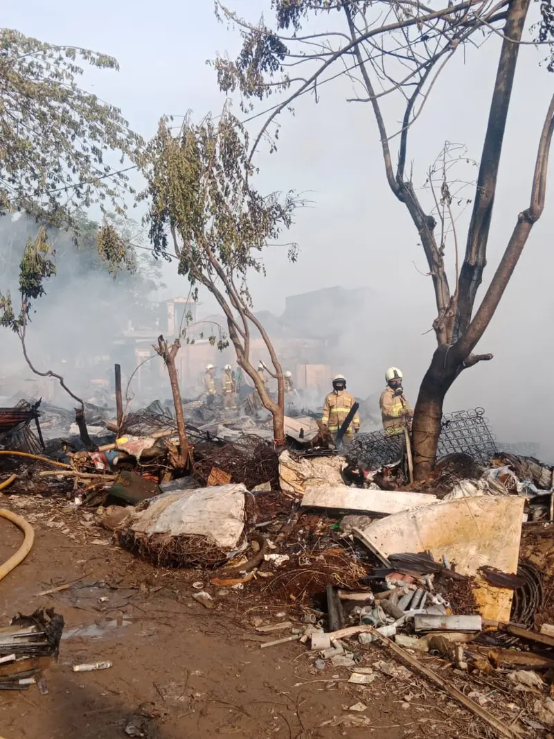 Petugas Damkar berhasil padamkan kobaran api melahap puluhan lapak di Jalan Kyai Hasyim Gang Sawo III, Joglo, Kembangan, Jakarta Barat