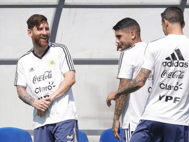 Bintang Argentina, Lionel Messi, tampak rileks bersama rekan-rekannya saat latihan di Brinnitsy, Sabtu (23/6/2018). Argentina akan melakoni laga hidup mati Piala Dunia 2018 melawan Nigeria. (AP/Ricardo Mazalan)