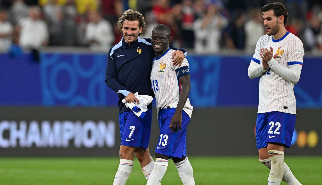 Pemain Prancis, N'Golo Kante (tengah) bersama Antoine Griezmann merayakan kemenangan timnya atas Austria pada laga Grup D Euro 2024 di Duesseldorf Arena, Duesseldorf, Jerman, Selasa (18/06/2024) WIB. (AFP/Patricia De Melo Moreira)