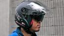 NHK R1 menjadi salah satu helm half face yang populer digunakan biker. Keunggulan helm ini adalah desainnya yang sporty dengan spoiler di bagian belakang. Selain itu ia juga dilengkapi dengan fitur double visor yang membuat mata pengendara terhindar dari cahaya silau. Harga NHK R1 dibanderol seharga Rp410 ribuan. (Source: review.bukalapak.com)