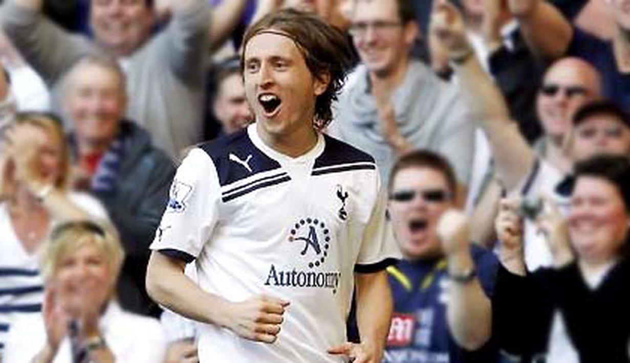 Gelandang Tottenham Hotspur Luka Modric seusai mencetak gol ke gawang Stoke City dalam lanjutan Liga Premier di White Hart Lane, 9 April 2011. AFP PHOTO/IAN KINGTON