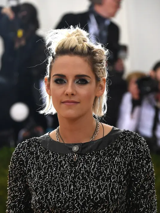 Publik pun banyak mengira bahwa ajang Met Gala adalah pertemuan Kristen Stewart dengan kedua mantannya sekaligus. (AFP/Bintang.com)