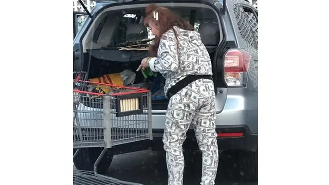 Baju Antimainstream Saat ke Supermarket (Sumber: Ground Zero)