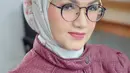 Tuty Wibowo kini berhijab. Salah satu foto menampilkannya berkerudung putih motif floral yang dipadu dengan topi merah bundar plus jaket berwarna senada namun beda tone. Gara-gara lagunya enak didengar, Tuty Wibowo ditetapkan sebagai salah satu anak Bunda Corla. Artis lain yang juga dianggap anak Bunda Corla di antaranya Nikita Mirzani dan Annisa Pohan. (Foto: Dok. Instagram @tuty_wibowo).