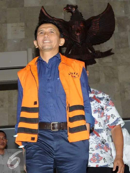 Gubernur Sumatera Utara nonaktif Gatot Pujo Nugroho usai diperiksa di KPK, Jakarta, Jumat (22/1). Gatot diperiksa kembali dalam kasus dugaan pemberian suap kepada Ketua DPRD Sumatera Utara periode 2009-20014 dan 2014-2019. (Liputan6.com/Helmi Afandi)