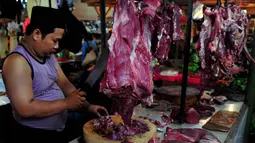 Di Pasar Senen, Jakarta, harga daging sapi menembus Rp 100 ribu dari sebelumnya Rp 80 ribu per kilogram, Selasa (18/11/2014). (Liputan6.com/Johan Tallo)