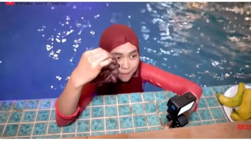 Aksi Ria Ricis Makan Sahur di Dalam Air Didukung Pengikutnya