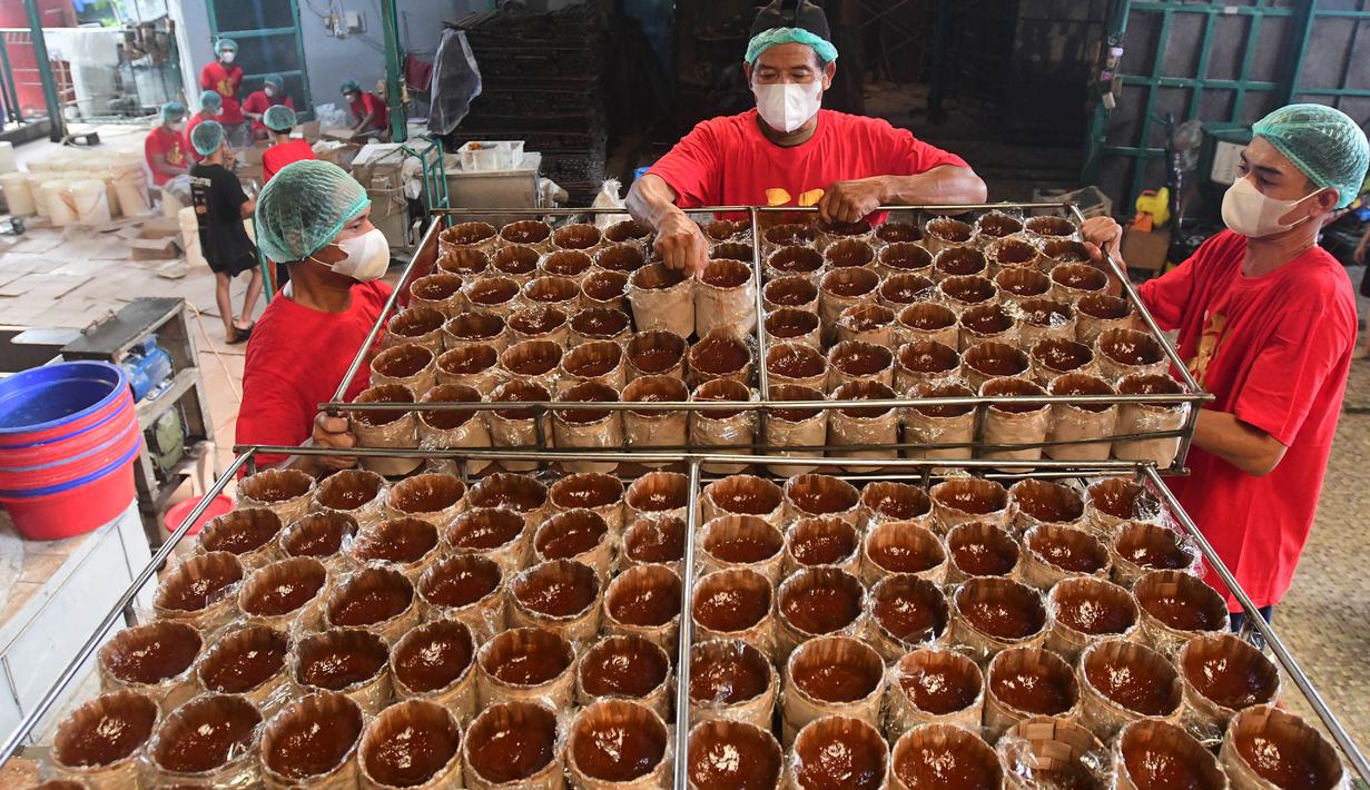 Pekerja menyelesaikan pembuatan kue keranjang di Pabrik Kue Hoki, kawasan Sawangan, Depok, Jawa Barat, Rabu (11/2/2025). Menjelang Perayaan Imlek 2026 atau 2577 Kongzili, kue keranjang atau Nian Gao menjadi salah satu makanan yang banyak diburu. (merdeka.com/Arie Basuki)