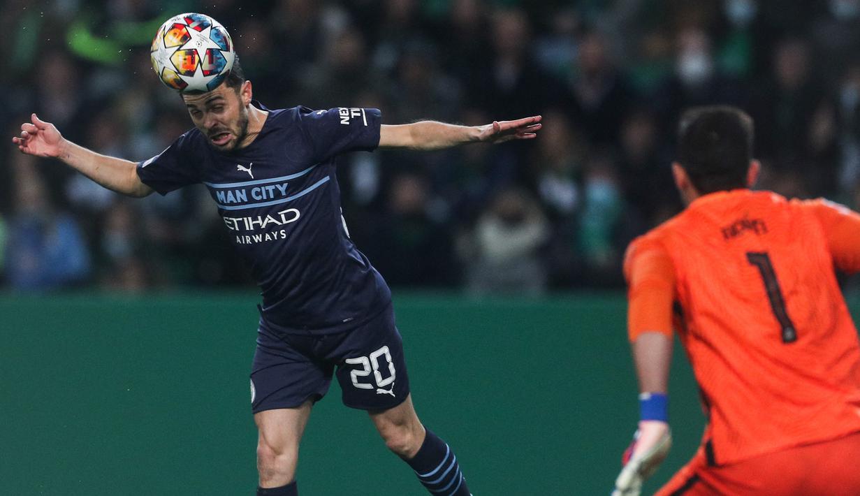 Bernardo Silva. Di leg pertama babak 16 Besar, Man City dijamu Sporting Lisbon, 15 Februari 2022. Dalam laga yang berakhir 5-0 untuk kemenangan Man City, Bernardo Silva terpilih menjadi Man of The Match usai mencetak dua gol dan satu assist di laga tersebut. (AFP/Carlos Costa)