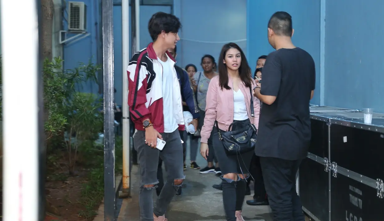 Saat bermain di film pertamanya yang berjudul Dilan 1990 kabarnya Vanesha selalu ditemani oleh asisten pribadinya. Namun ternyata sekarang sudah tidak, Vanesha cukup datang bersama Adipati. (Nurwahyunan/Bintang.com)