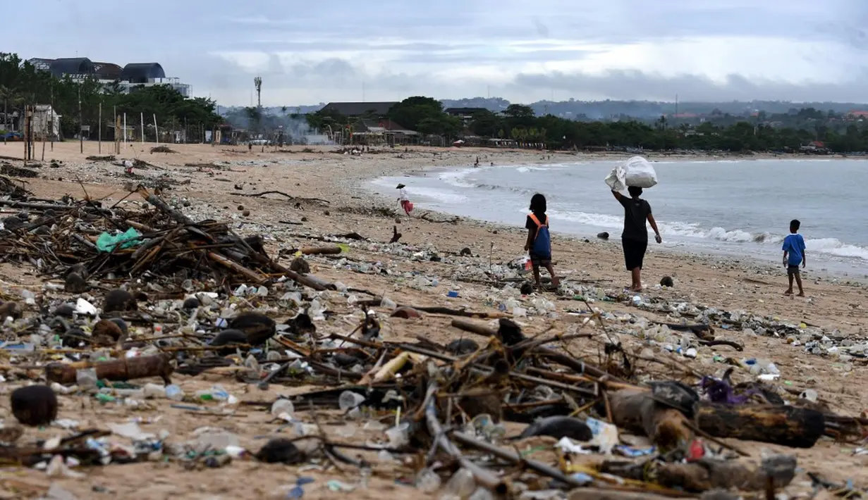 <p>Kepala Bidang Pengelolaan Kebersihan dan Limbah B3 DLHK Kabupaten Badung Anak Agung Gede Agung Dalem mengatakan, bila dilihat musim angin barat di bulan April 2023 sebenarnya sudah tidak terjadi sampah kiriman ke pesisir pantai di kawasan Kabupaten Badung. (SONNY TUMBELAKA/AFP)</p>