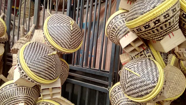 Dengan pengerjaan yang telaten dan bahan yang menunjang, terlihat beberapa produk hasil olah tangan kerajinan anyaman bambu masyarakat Selaawi, Garut, Jawa Barat