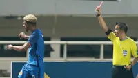 Adalah Juninho Bacuna yang diusir wasit pada menit ke-79 setelah menerima kartu kuning kedua. (Bola.com/M Iqbal Ichsan)