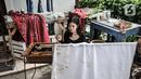 Pengunjung belajar membatik di Rumah Batik Palbatu, Jakarta, Minggu (2/10/2022). Dalam rangka memeriahkan Hari Batik Nasional, Rumah Batik Palbatu menggelar pelatihan membatik kepada masyarakat umum sebagai upaya meningkatkan minat terutama bagi generasi milenial dalam melestarikan seni kriya tersebut. (merdeka.com/Iqbal S. Nugroho)
